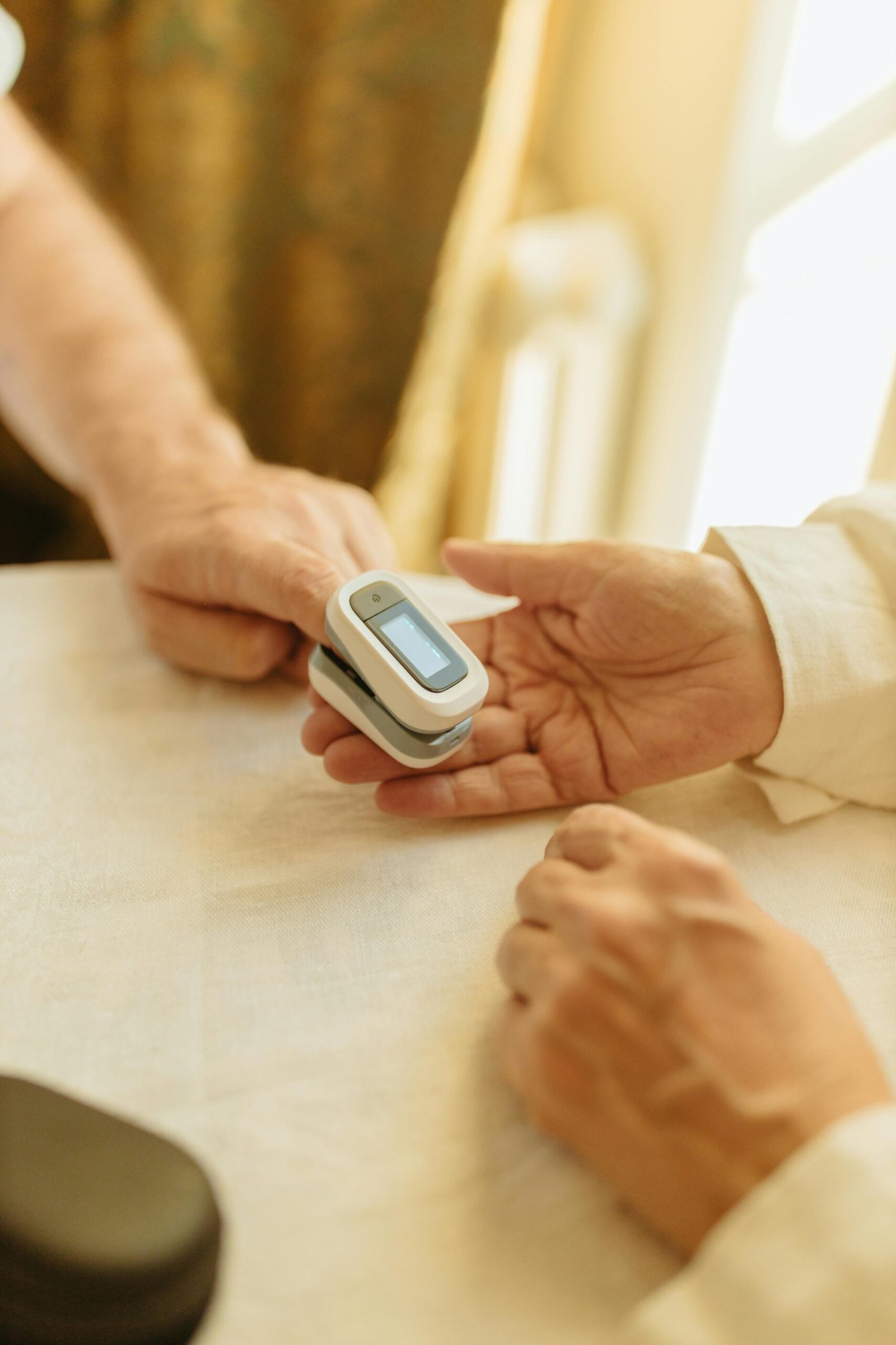 Médico midiendo signos vitales en valoración preoperatoria geriátrica