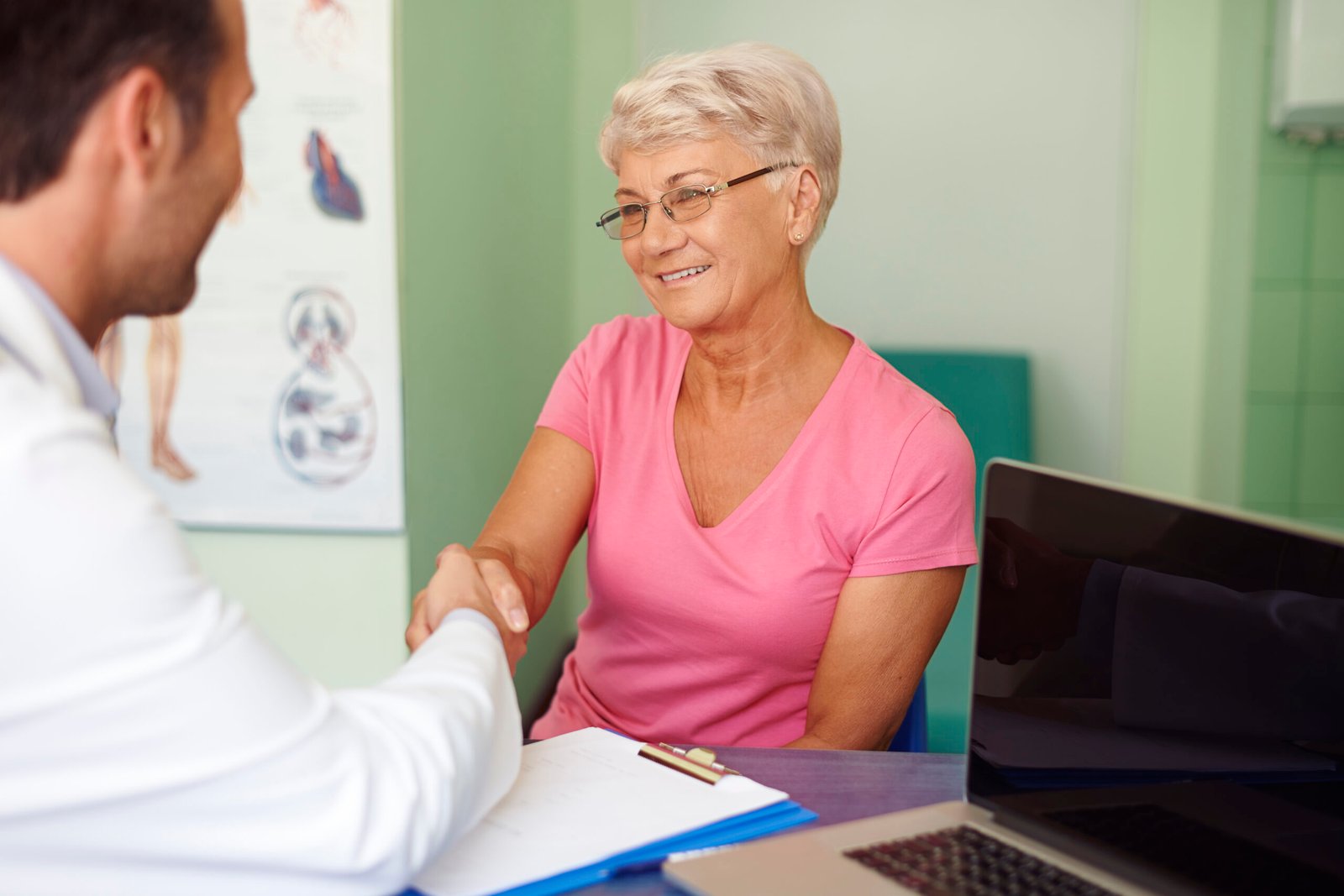 Adulta mayor en consulta médica geriátrica por primera vez